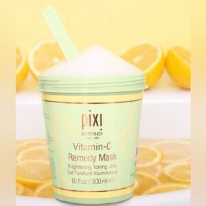 NEW IN PCKG! PIXI beauty skin treats by Petra. Vitamin-C Remedy Mask.